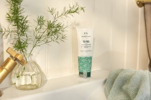 Tea Tree 3-në-1 Larës, Scrub, Maskë